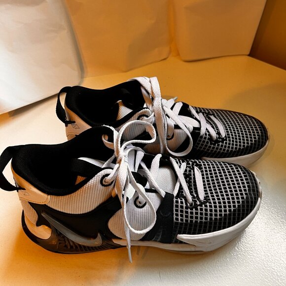 NIKE Lebron Witness 5.5 Big Kids' Basketball Shoes Grade School - Picture 9 of 11